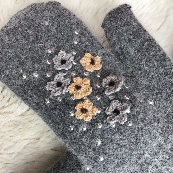 EMBELLISHED FAUX FUR LINED MITTENS - Picture 2 of 8